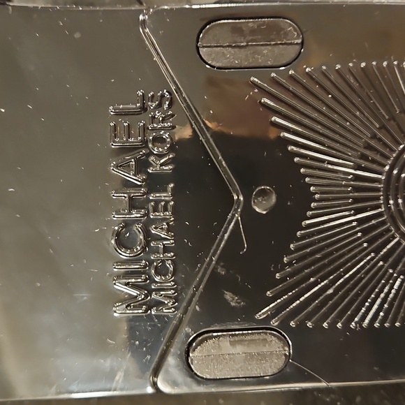 💕MICHAEL BY MICHAEL KORS💕 Glossy Black Thong Sandals with Gold Logo 10 NWOT - Picture 6 of 6